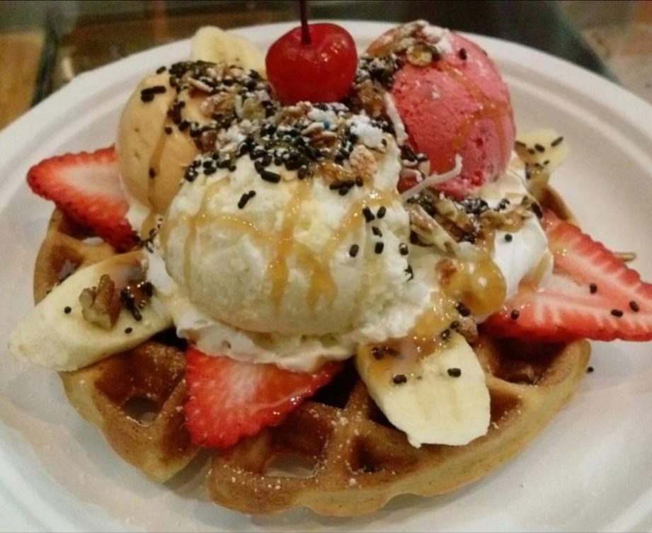 Monarca waffle sundae with strawberries